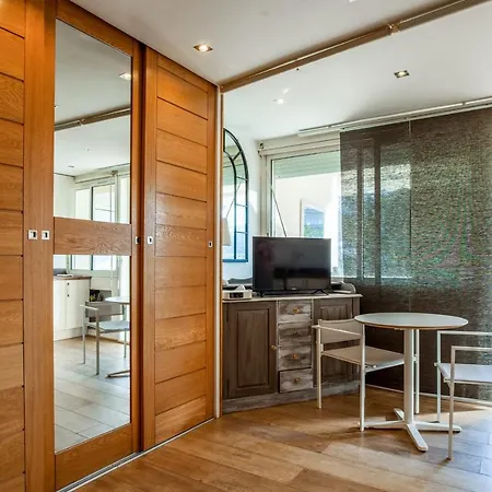 And Calm Studio With Balcony In - Welkeys *
